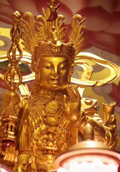 韦驮天将,菩萨化身,拥护佛法誓弘深,宝杵镇魔军,功德难伦,祈祷副群心.